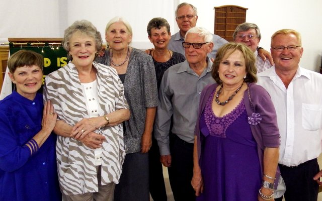 Die staatmakers tydens Pearly Beach NG-gemeente se Kerssangdiens, met vlnr Anita Botha, Wilna Snyman, Marie Klaassen, Jack White en Magda en Hennie Swart.   Agter vlnr is Annaline Reinke, ds Dirk van Dyk en Petrus du Preez.